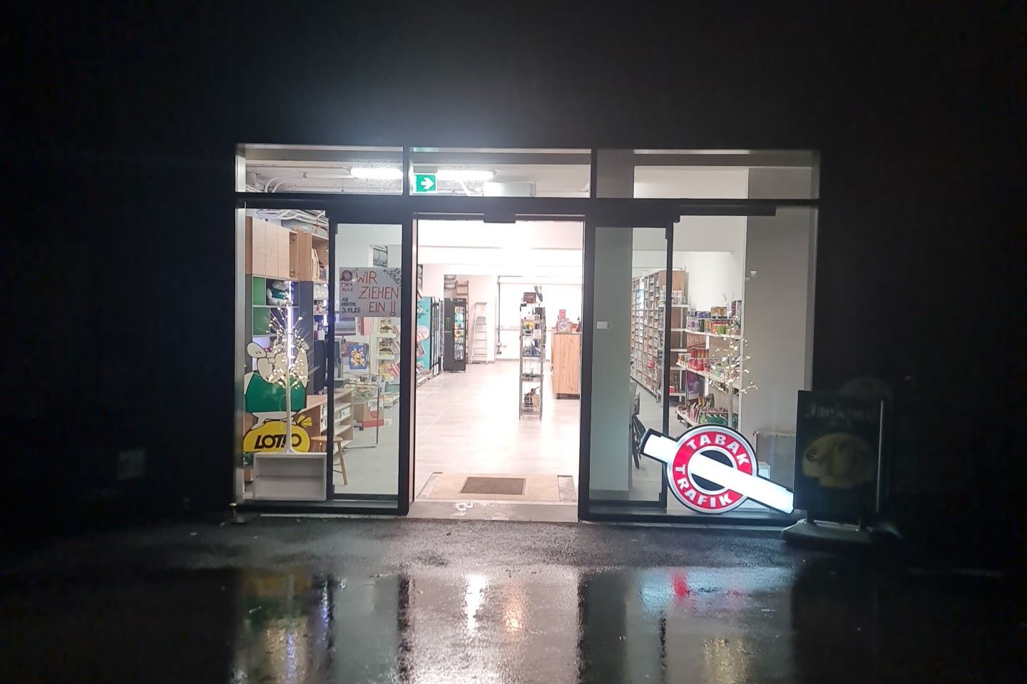 Beleuchteter Eingang am frühen Morgen