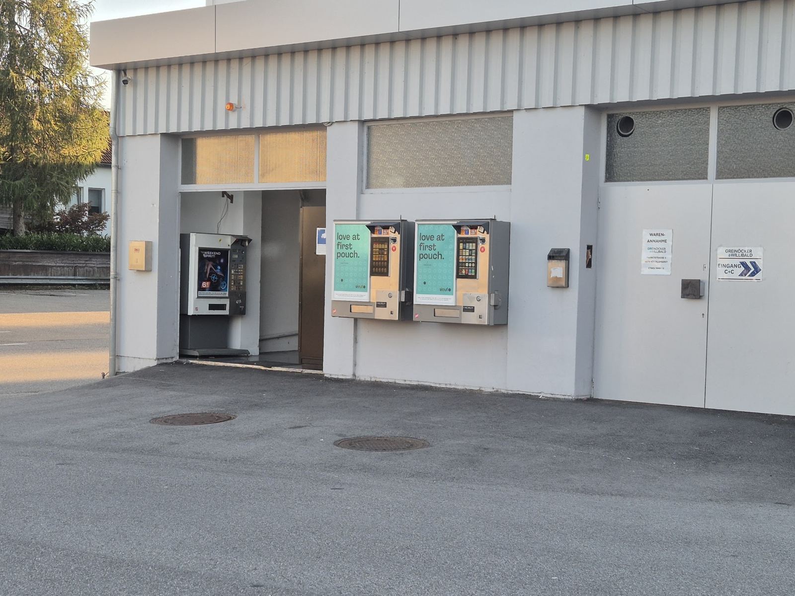 Automaten und Automatenraum am Geschäft