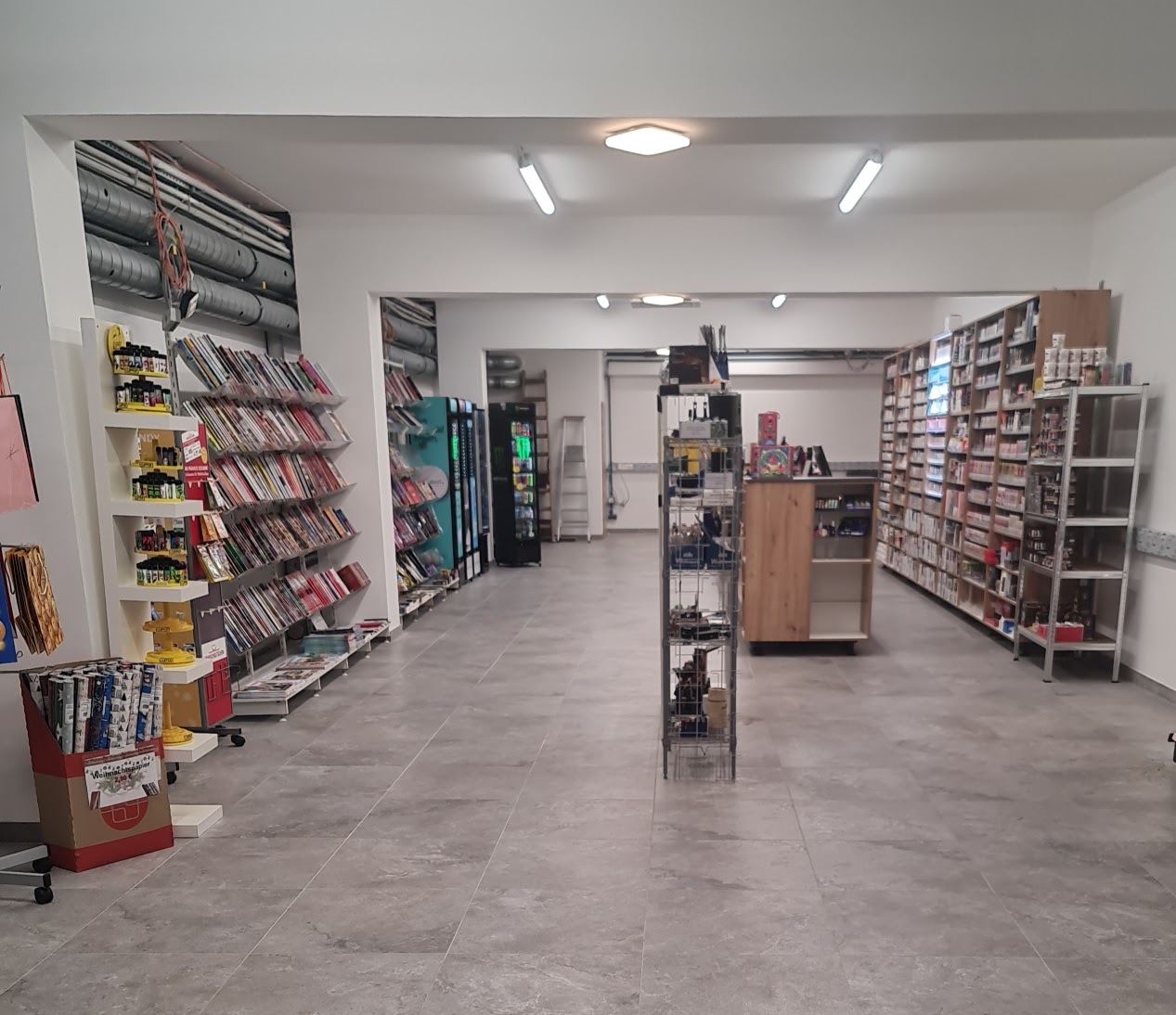 Blick in den Verkaufsraum mit Zeitschriftenregalen